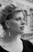 Portrét – Sarah Perry