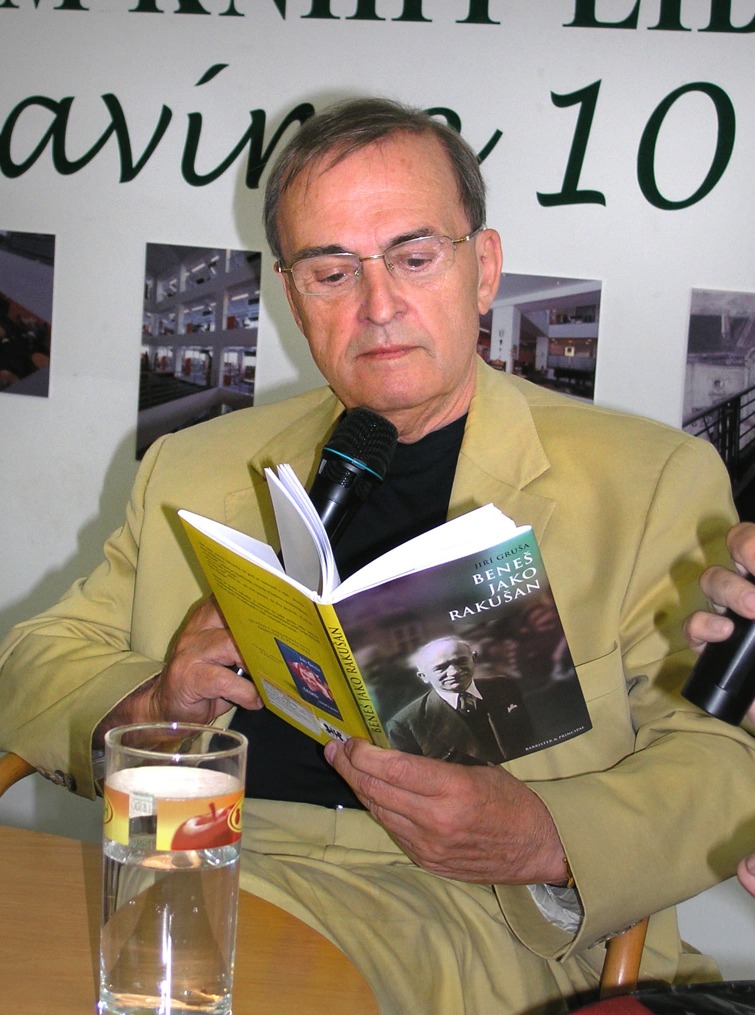 Portrét – Jiří Gruša